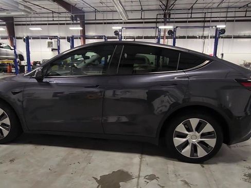 Used 2024 Tesla Model Y Long Range AWD/4WD image 6