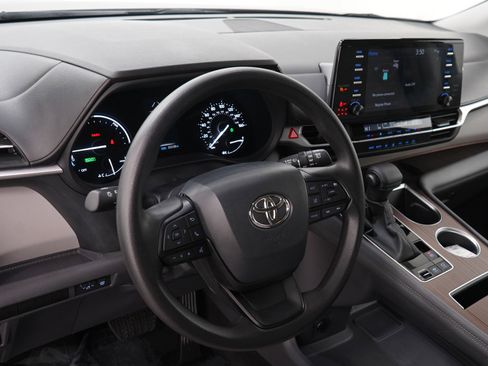 Used 2024 Toyota Sienna LE image 24