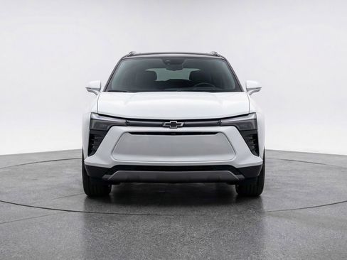 Used 2025 Chevrolet Blazer LT image 2