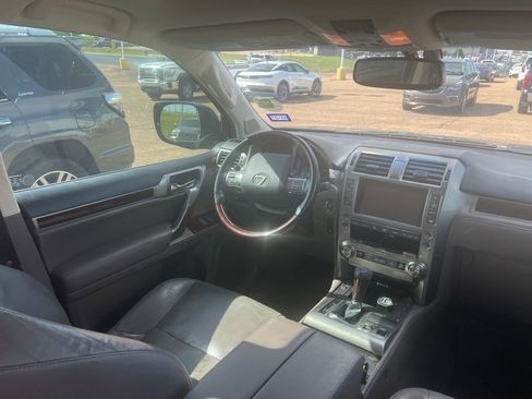 Used 2018 Lexus GX 460 Premium w/ Premium Package image 3