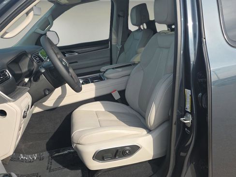 Used 2024 Jeep Wagoneer L Series III w/ Premium Group I image 5