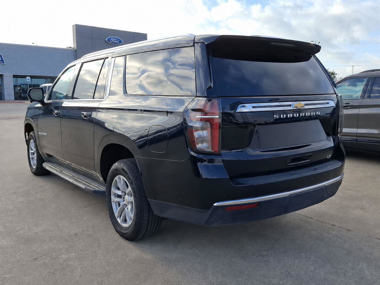 Used 2024 Chevrolet Suburban LT AWD/4WD image 31