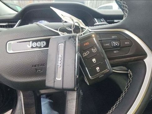 Used 2024 Jeep Grand Cherokee L Limited w/ Black Appearance Package image 9