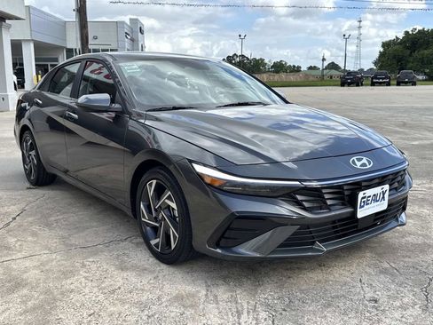 Used 2025 Hyundai Elantra SEL FWD image 2