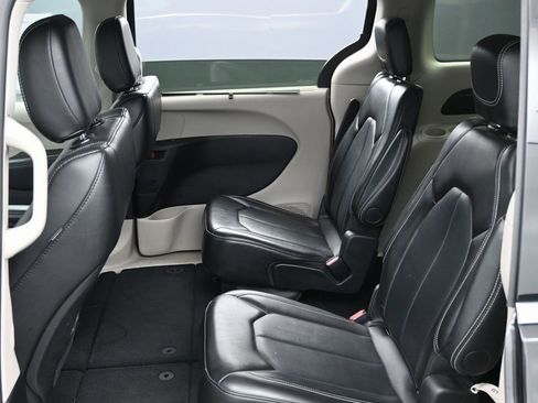 Used 2024 Chrysler Pacifica Touring-L image 34