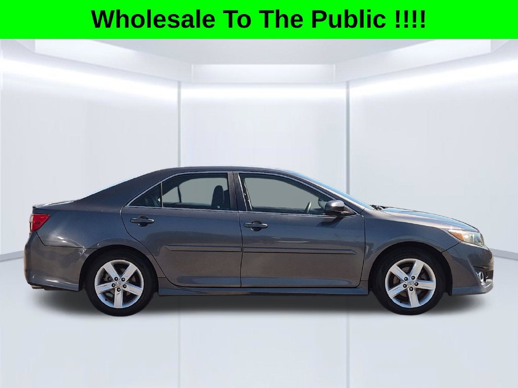 Used 2014 Toyota Camry SE w/ Moonroof Package FWD image 6