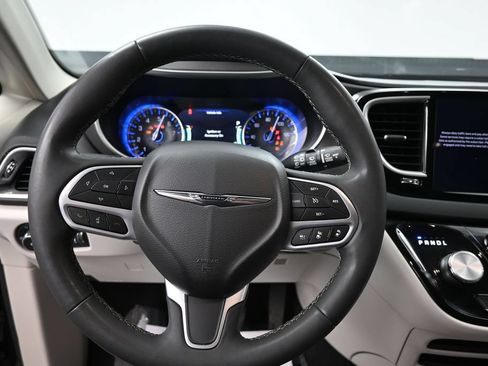 Used 2024 Chrysler Pacifica Touring-L FWD image 32