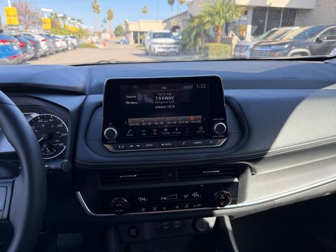 Used 2025 Nissan Rogue SV image 17