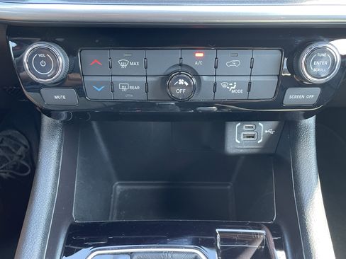 Used 2024 Jeep Compass Latitude image 28
