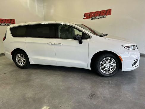 Used 2024 Chrysler Pacifica Touring-L FWD image 2