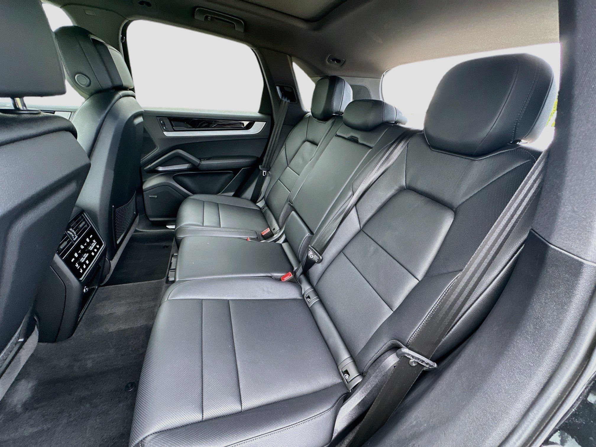 Used 2025 Porsche Cayenne AWD/4WD image 26