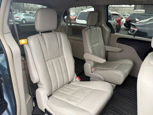 Used 2013 Chrysler Town & Country Touring image 26