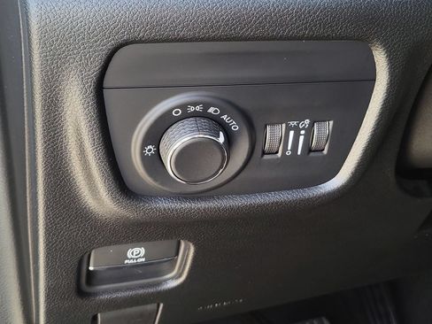 Used 2025 Jeep Grand Cherokee L Laredo RWD image 17
