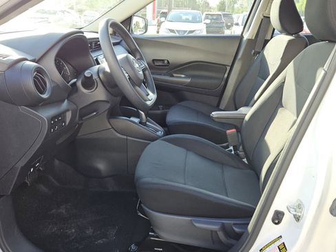 Used 2025 Nissan Kicks Play S image 3