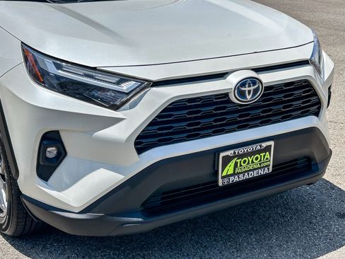 Used 2022 Toyota RAV4 XLE Premium AWD/4WD image 5