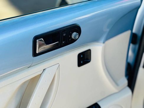 Used 2010 Volkswagen Beetle Coupe image 11