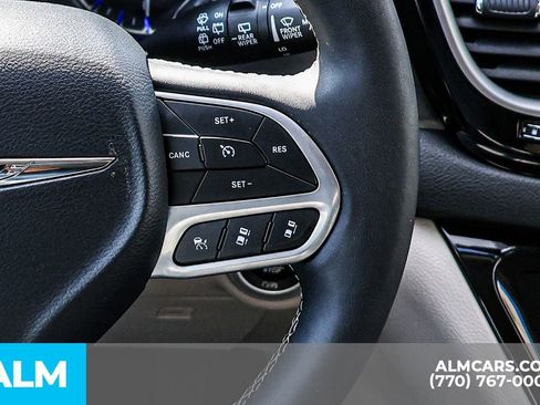 Used 2024 Chrysler Pacifica Touring-L image 38