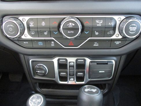 Used 2025 Jeep Wrangler Sahara image 28