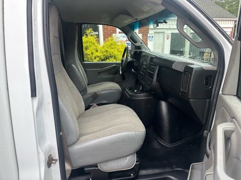 Used 2018 Chevrolet Express 3500 w/ Driver Convenience Package image 19