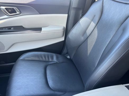 Used 2024 Kia Carnival LX FWD image 36
