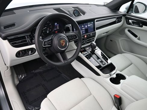 Certified 2025 Porsche Macan image 4