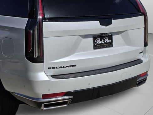 Used 2023 Cadillac Escalade Sport Platinum w/ LPO, Floor Liner Package AWD/4WD image 16