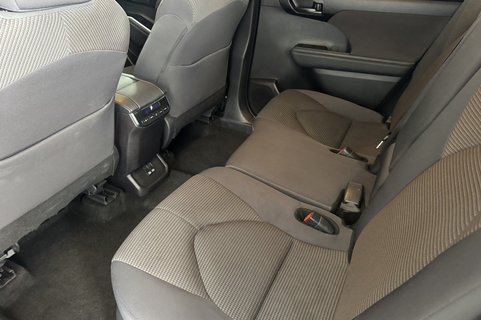 Used 2025 Toyota Highlander LE FWD image 24