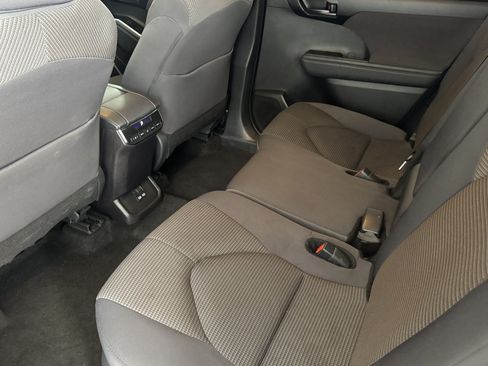 Used 2025 Toyota Highlander LE FWD image 24