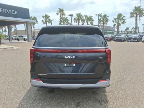 Used 2026 Kia Carnival FWD image 5