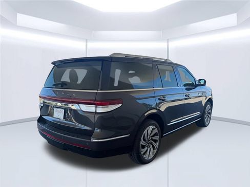 Used 2023 Lincoln Navigator Reserve AWD/4WD image 5