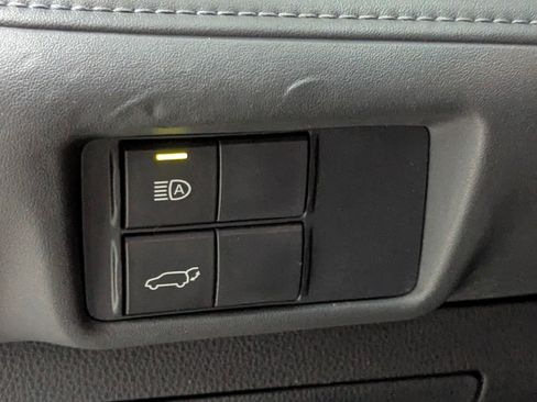 Used 2021 Toyota Highlander XLE image 18