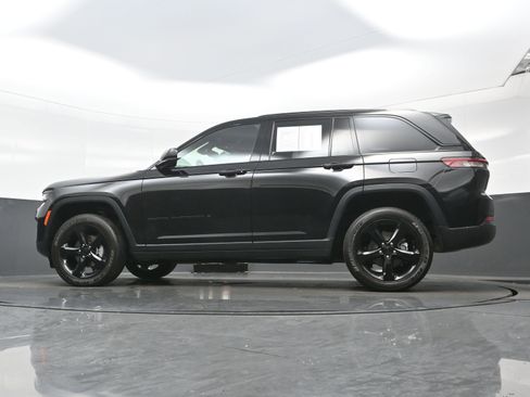 Used 2024 Jeep Grand Cherokee Altitude image 28