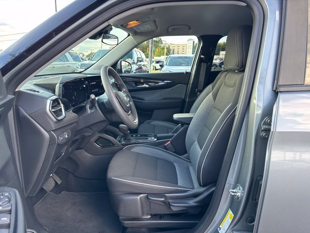 Used 2025 Chevrolet TrailBlazer LT AWD/4WD image 12