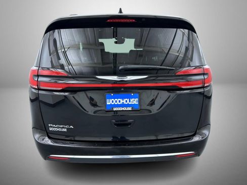 Used 2022 Chrysler Pacifica Touring-L FWD image 6