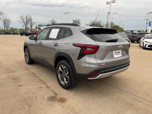Used 2025 Chevrolet Trax LT w/ LT Convenience Package FWD image 7