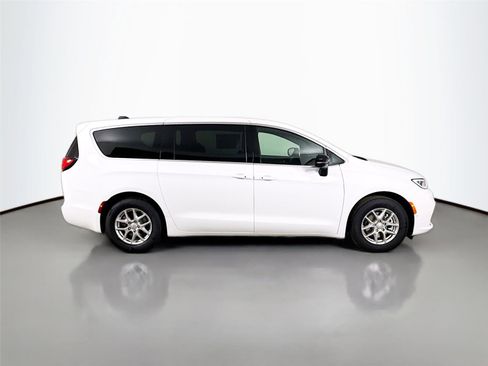 New 2026 Chrysler Pacifica Select image 8