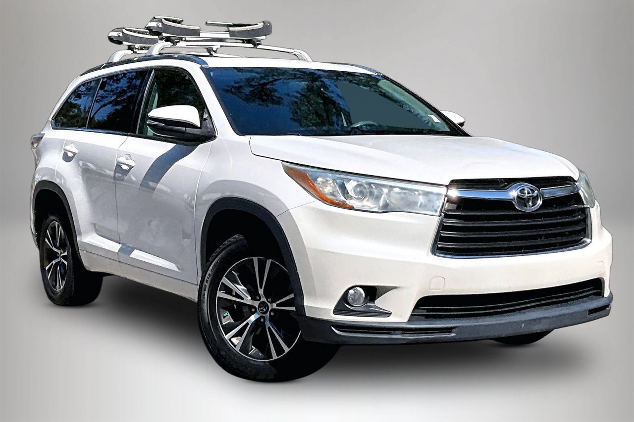 Used 2016 Toyota Highlander XLE FWD image 2