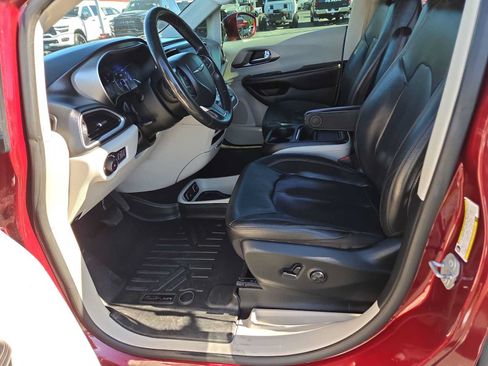 Used 2020 Chrysler Pacifica Touring-L w/ Tire & Wheel Group FWD image 19