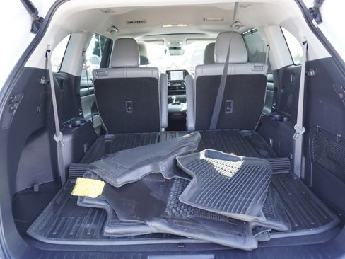 Used 2022 Toyota Highlander XLE image 11