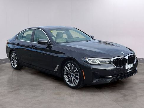 Used 2022 BMW 530i xDrive w/ Premium Package image 3