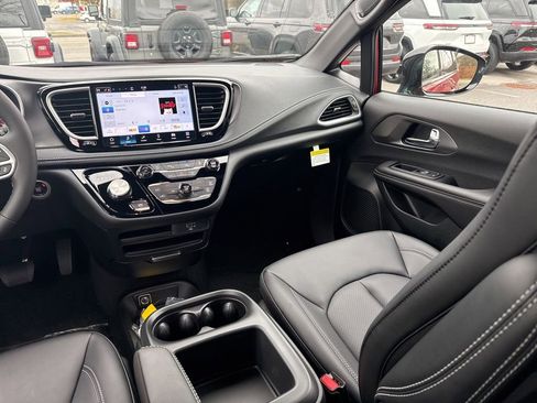New 2026 Chrysler Pacifica Select image 13