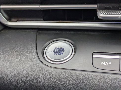 Used 2025 Hyundai Elantra Limited image 24