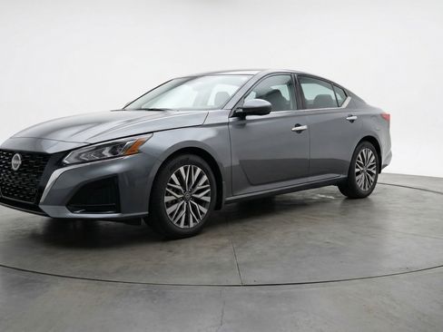 Used 2025 Nissan Altima 2.5 SV image 3