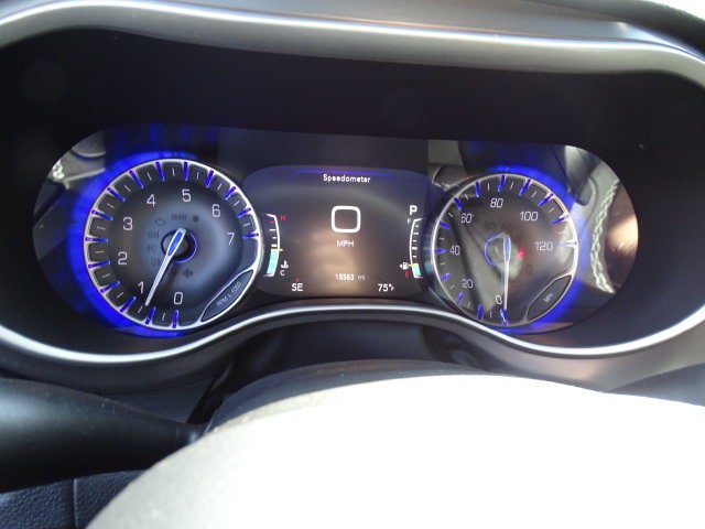 Certified 2025 Chrysler Pacifica Select w/ Uconnect Theater Family Group AWD/4WD image 17