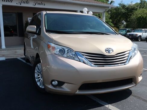 Used 2011 Toyota Sienna XLE w/ Premium Pkg image 3