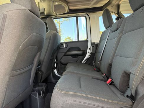 Used 2025 Jeep Wrangler Unlimited Sahara AWD/4WD image 25