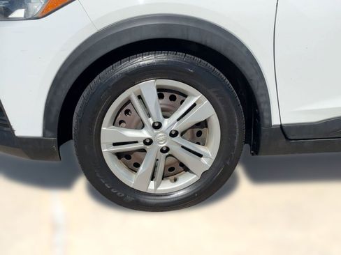 Used 2020 Nissan Kicks S image 12