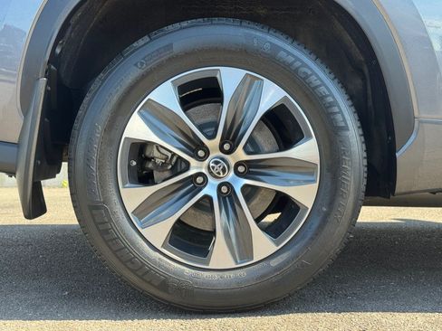 Used 2021 Toyota Highlander XLE AWD/4WD image 16