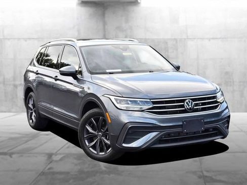 Certified 2023 Volkswagen Tiguan SE w/ Panoramic Sunroof Package FWD image 2