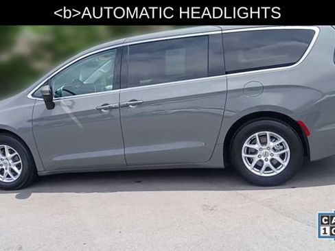 Used 2023 Chrysler Pacifica Touring-L FWD image 8